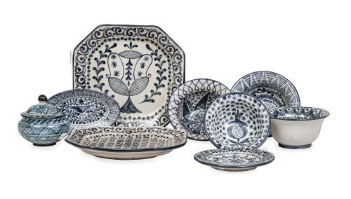 Lote de nueve piezas modernas de cerámica esmaltada en azul