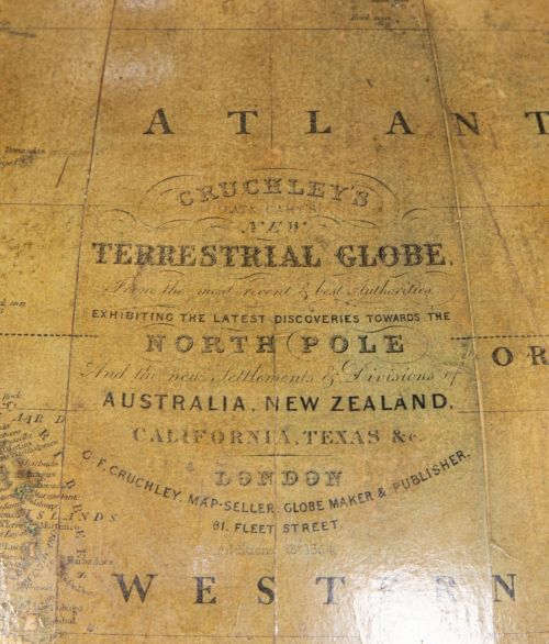 Globo terráqueo sobre pie de trípode de madera tallada con 