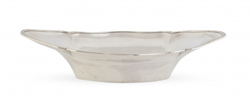 Fuente honda de plata con borde ingletado. Con marcas.Dio