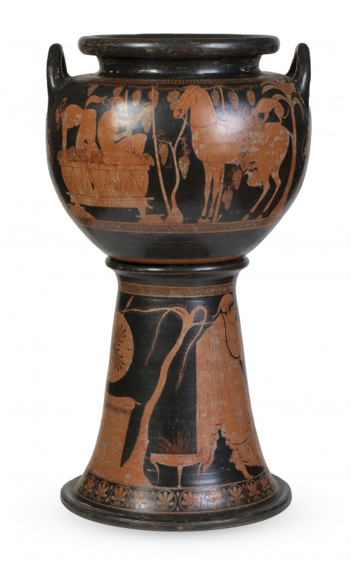 Vaso de cerámica y peana con decoración de figuras rojas, b