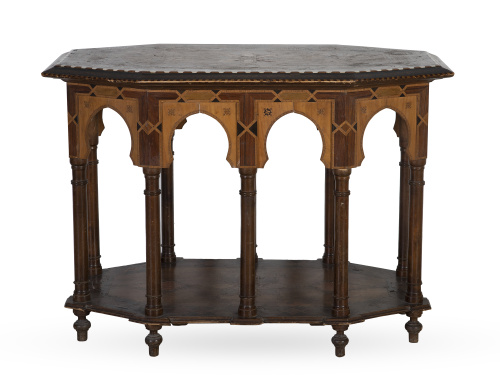 Mesa neomudejar con marquetería geométrica de estrellas, en