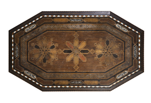 Mesa neomudejar con marquetería geométrica de estrellas, en