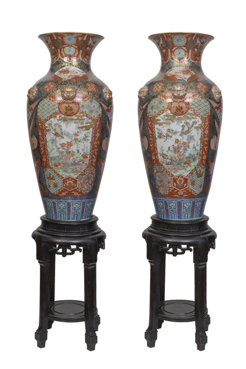 Pareja de jarrones de porcelana esmaltada y dorada, cartela