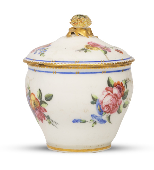 Azucarero de porcelana con decoración floral, rematado por 