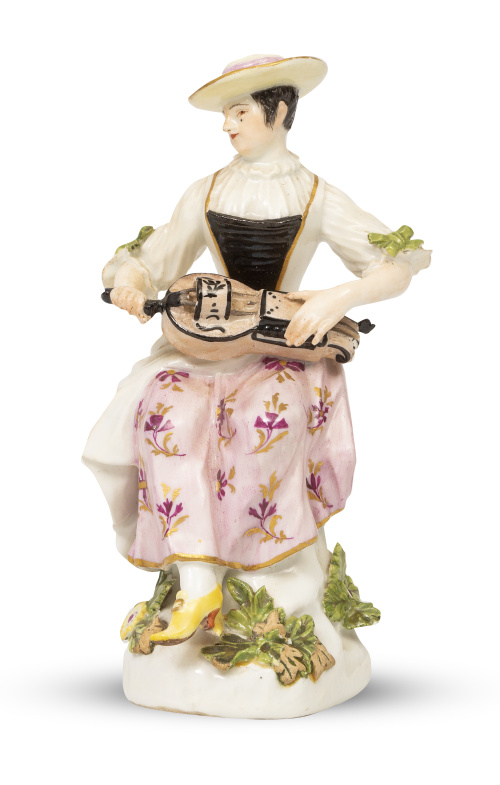 Figura femenina con zanfona de porcelana. Sin marcar.Meis