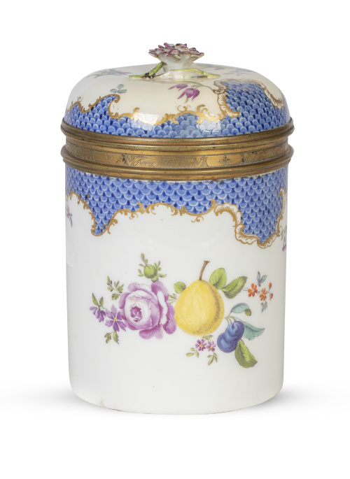Bote de tabaco de porcelana esmaltada siguiendo a Meissen m