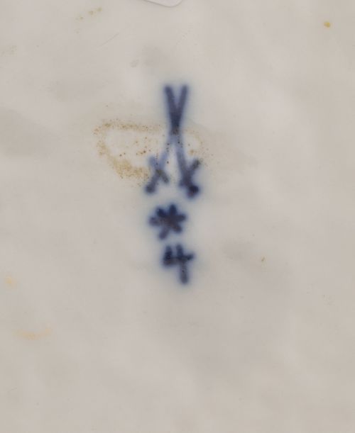 Cuenco de porcelana esmaltada, decorado con aves e insectos