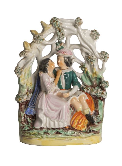 Dama y escocés sentados.Grupo de loza esmaltada.Staffor