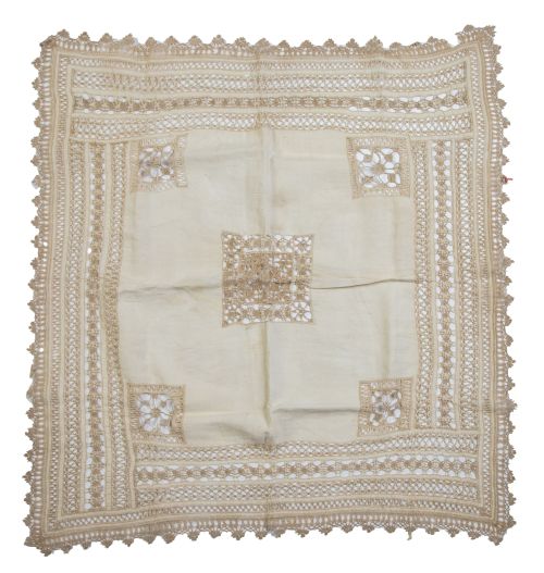 Tapete de hilo blanco con encaje de estilo veneciano en bei