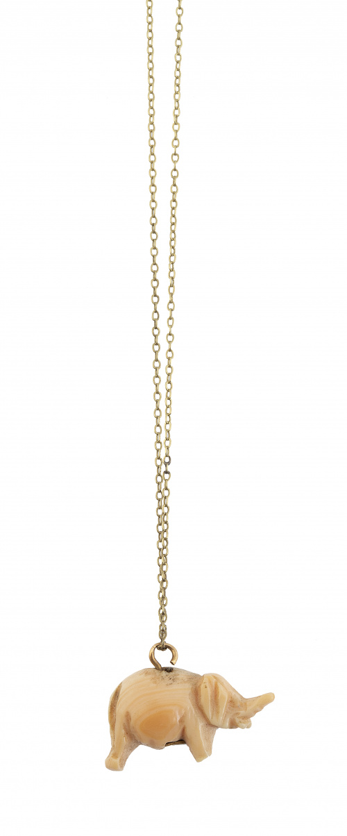 Cadenita con colgante de elefante tallado en coral