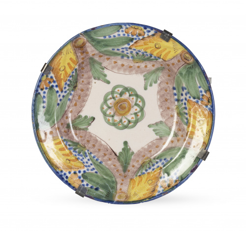 Plato de cerámica esmaltada con flor en el asiento y trabaj