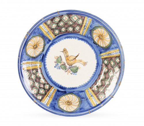 Plato de cerámica esmaltada con ave.Fábrica de  las Arena