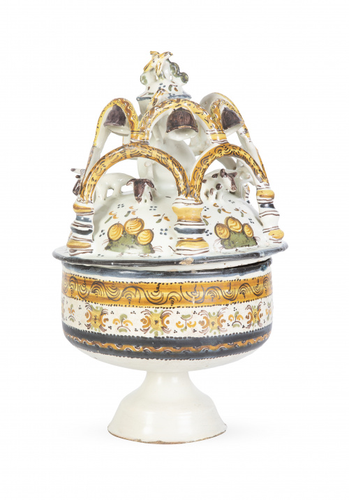 Copa ornamenal con tapa Carlos IV de cerámica esmaltada en 