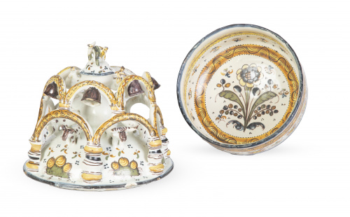 Copa ornamenal con tapa Carlos IV de cerámica esmaltada en 
