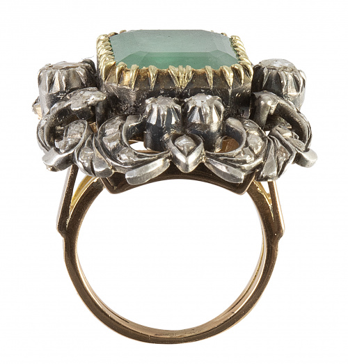 Gran sortija Isabelina S.XIX con esmeralda central, sobre m