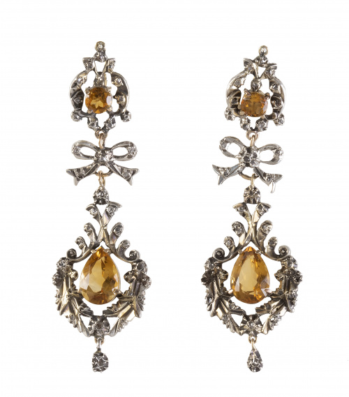 Pendientes largos S. XVIII-XIX con tres cuerpos colgantes d