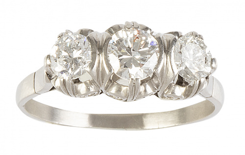 Sortija tresillo con montura de garras y galería calada