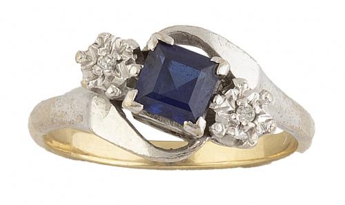 Sortija de pp. S. XX con zafiro carré entre dos brillantes 