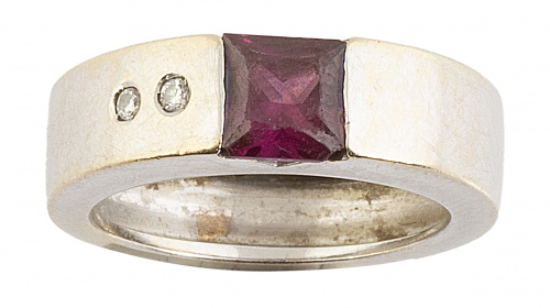 Sortija con rubí central talla princesa y dos brillantes en