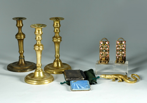 Pisapapeles zoomorfo de bronce dorado