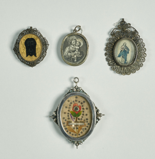 Relicario con marco de plata decorado con florones y con do