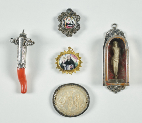 Medalla de filigrana con esmalte de la Virgen de Monserrat 