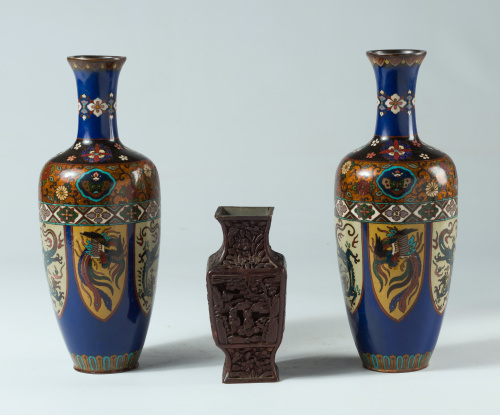 Dos jarrones de esmalte cloissonne.China, S. XIX