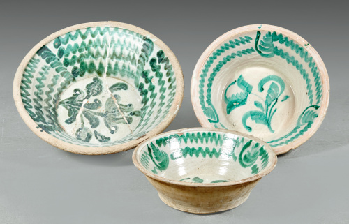 Dos lebrillo de cerámica esmaltada de verde con flor en el 