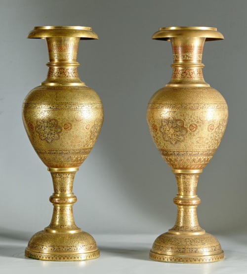 Pareja de jarrones de bronce y esmalte con profusa decoraci