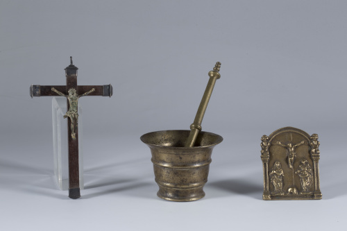 Cruz relicario de madera de nogal y plata, Cristo en bronce