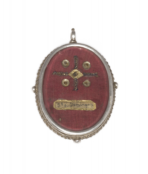Medallón relicario ovalado de plata, con reliquia de Santo 