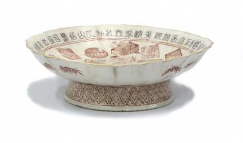 Plato con pie en porcelana esmaltada y decorada con marcas 