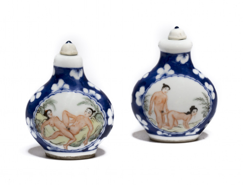 Pareja snuff bottles en porcelana con escenas eróticas. Di