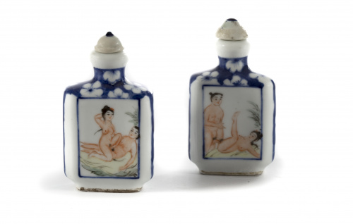 Pareja snuff bottles en porcelana con escenas eróticas. Di