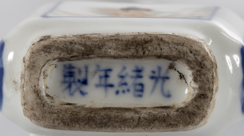 Pareja snuff bottles en porcelana con escenas eróticas. Di