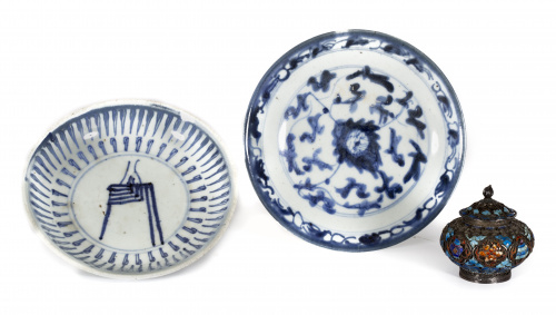Dos platos en porcelana esmaltada en azul y blanco.Para la