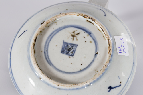 Dos platos en porcelana esmaltada en azul y blanco.Para la