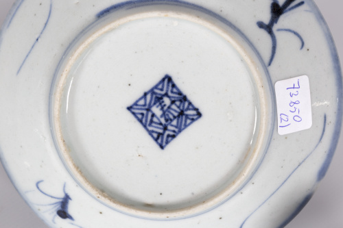 Dos platos en porcelana esmaltada en azul y blanco.Para la