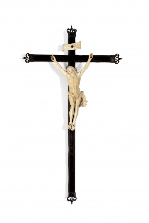 Cristo expirante de cuatro clavos sobre cruz en madera de é