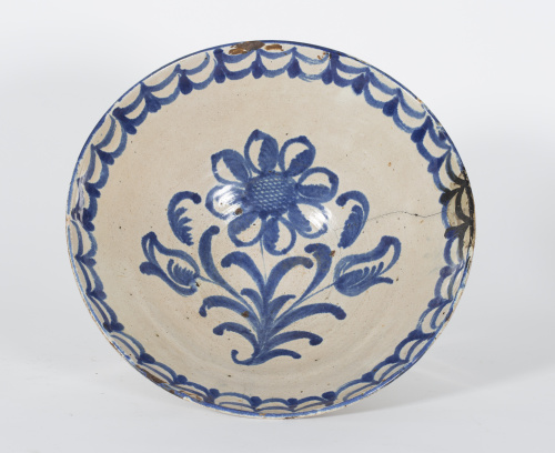 Cuenco de cerámica esmaltada en azul de cobalto, con flor e