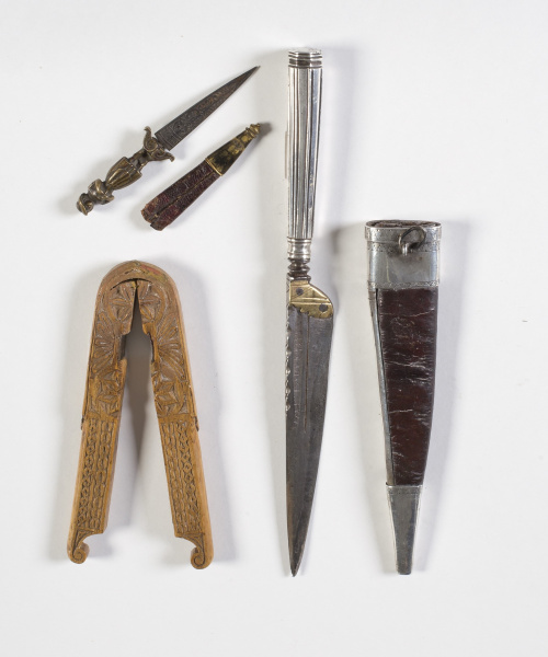 Daga de plata grabada, acero y funda de piel, S. XVIII