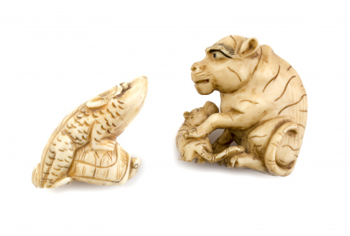 Dos netsukes en marfil tallado. Japón ffs. S. XIX - pps. S