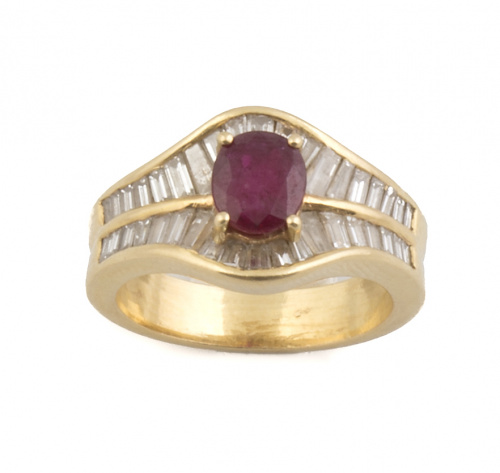Sortija con rubí central de talla oval de 0,70 ct aprox. en
