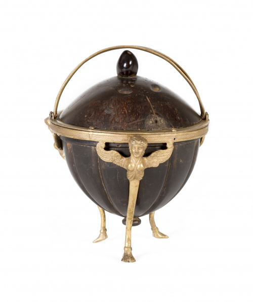 Coco montado en bronce dorado, sobre tres patas con cabezas