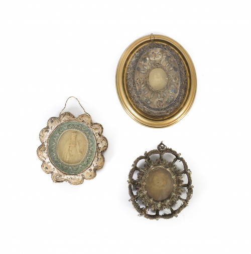 Agnus dei, medallón de cera en relieve, marco de hilos dora