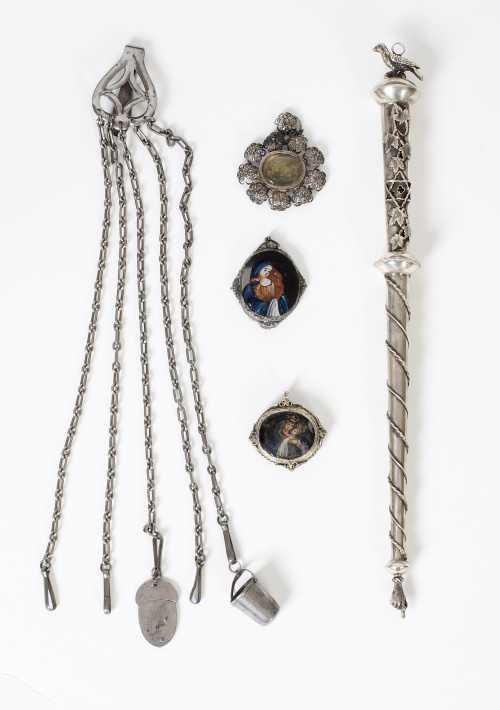 Torá de plata con decoración vegetal en el mango y rematado