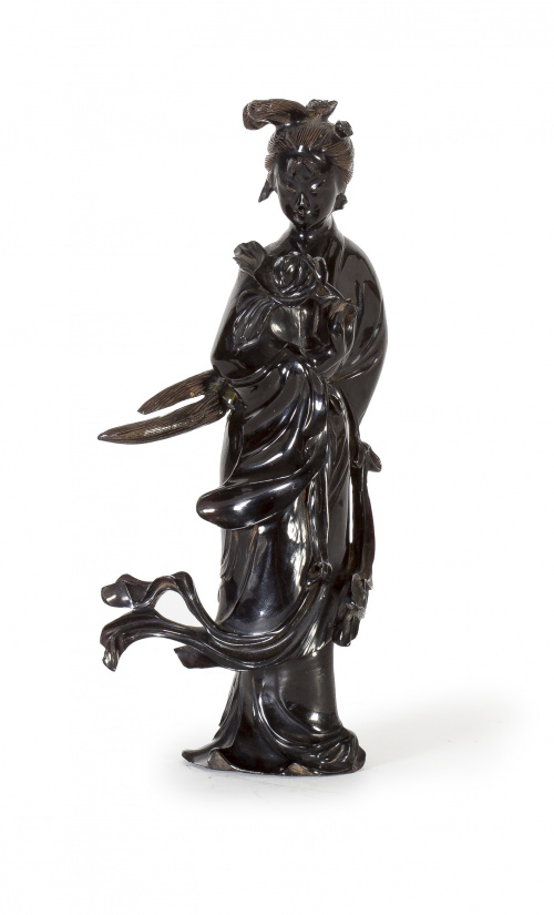 Escultura de dama con flor en ámbar prensado. China, princ