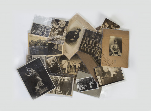 Conjunto de 16 fotografías con temas relacionados con la vi