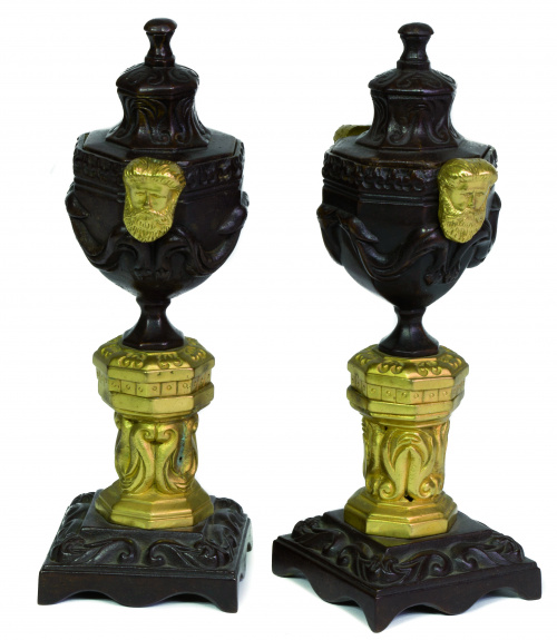 Pareja de “cassoletes” de bronce patinado y dorado.Trabajo