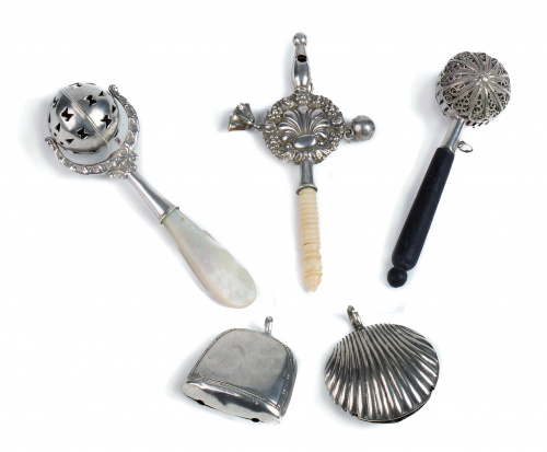 Lote de cinco sonajeros de plata , con mangos de madera, hu